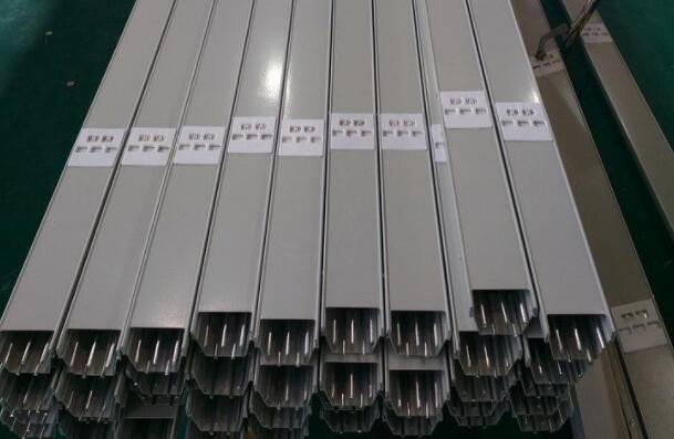 選用鋁材制作母線(xiàn)槽外殼主要原因